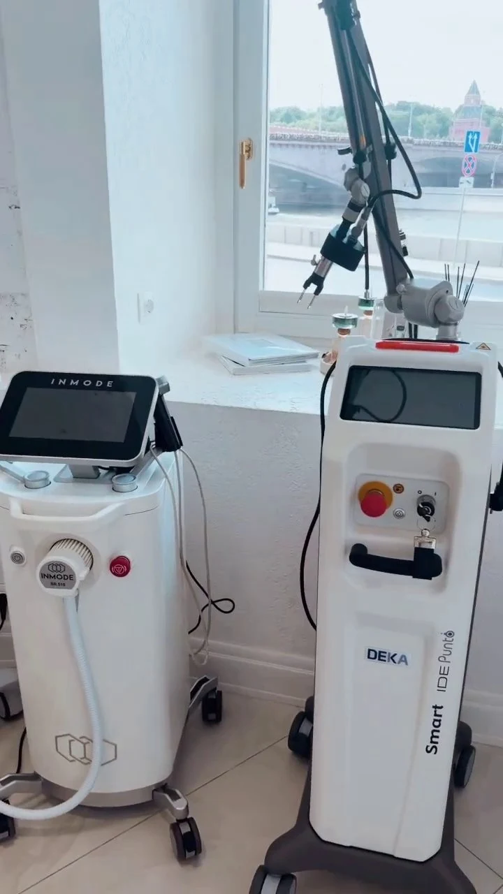 Лазер DEKA CO2 у окна кабинета, за окном набережная